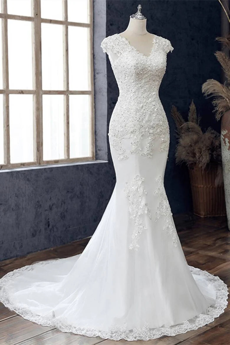 Vestido de novia de corte trompeta con mangas cortas y escote en V de encaje